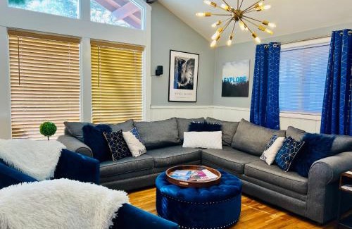 Londonderry Ski Chalet | Modern Magic Mountain Chalet Near Skiing and Hiking Adventures