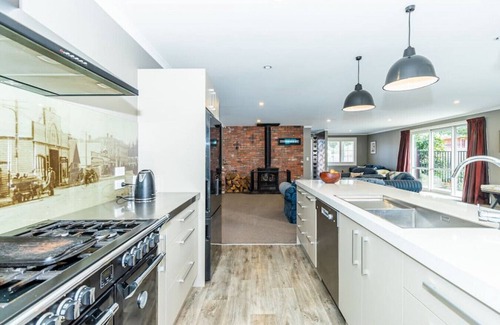 Methven House | Modern Methven Abode: Pet-Friendly Retreat with Breakfast