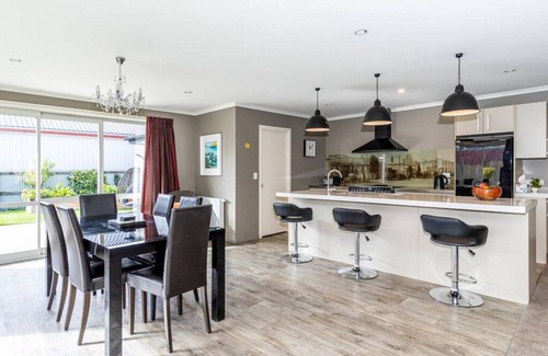Methven House | Modern Methven Abode: Pet-Friendly Retreat with Breakfast