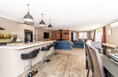 Methven House | Modern Methven Abode: Pet-Friendly Retreat with Breakfast