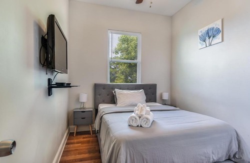 Hoffman Triangle Apartment | Urban Retreat in the Heart of the City - Child Friendly!