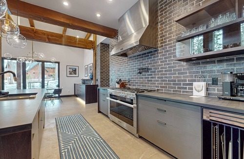 Cle Elum House | Private Mountain-View Retreat with Firepit & Dog-Friendly Perks