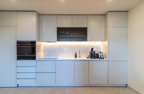 Mafamude Apartment | Modern Oasis with Balcony & Family-Friendly Amenities