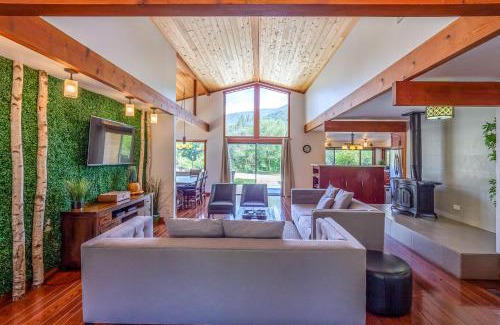 Three Rivers House | Modern River House Retreat Near SNP Gate - Family Friendly