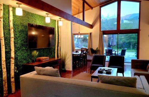 Three Rivers House | Modern River House Retreat Near SNP Gate - Family Friendly
