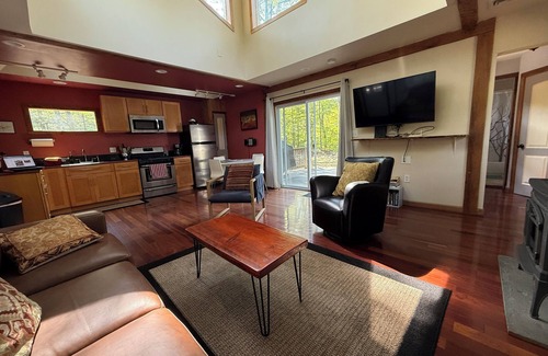 Woodstock Cabin | Cozy Secluded Cabin in Woodstock with Hot Tub & Fireplace