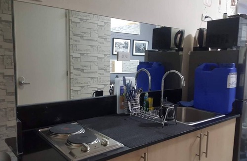 San Juan Condo | Modern Condo Retreat in the Heart of Manila with Pool & Kitchen