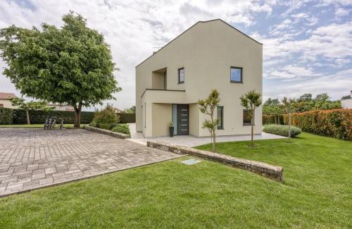 Kringa Villa | Modern Villa Nada: Pool, Sauna & Guest Rated 9.6/10