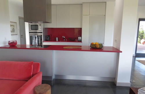 Meco House | Modern Villa with Pool and Views Near Lisbon, Guest Rated 10/10
