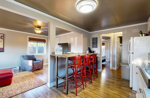 Dundee Cottage | Trendy Wine Country Cottage with Deck in Dundee
