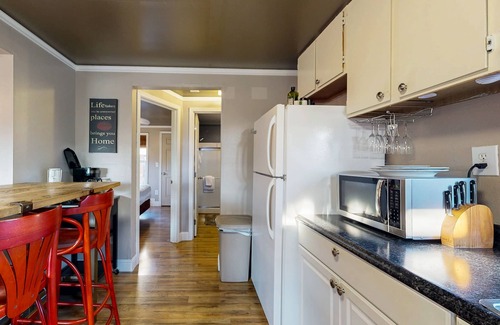 Dundee Cottage | Trendy Wine Country Cottage with Deck in Dundee