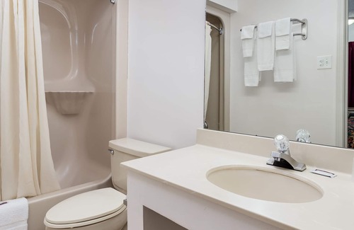 Kenner - Louis Armstrong International Airport Hotel | Accessible Comfort at Contempra Inn with Breakfast & More