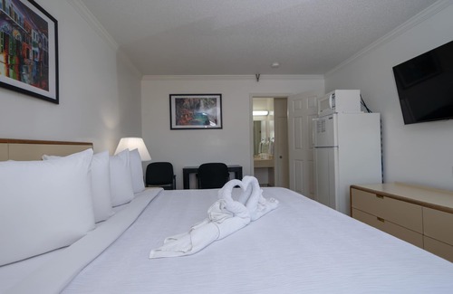 Kenner - Louis Armstrong International Airport Hotel | Accessible Comfort at Contempra Inn with Breakfast & More