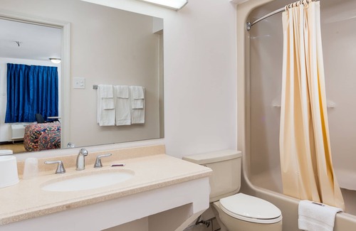 Kenner - Louis Armstrong International Airport Hotel | Accessible Comfort at Contempra Inn with Breakfast & More