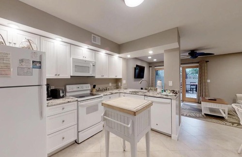 Hilton Head Island Hotel | Discover Comfort at Continental Club 6 with Pool & Kitchen