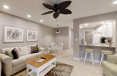 Hilton Head Island Hotel | Discover Comfort at Continental Club 6 with Pool & Kitchen