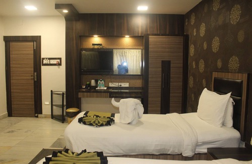 Malda Hotel | Cozy Continental Lodge: Family-Friendly with Spa & Dining