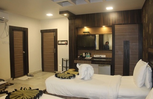 Malda Hotel | Cozy Continental Lodge: Family-Friendly with Spa & Dining
