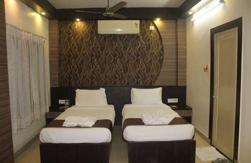 Malda Hotel | Cozy Continental Lodge: Family-Friendly with Spa & Dining