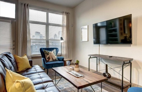 Deep Ellum Apartment | Discover Continuum Homes - Dallas: Pool & Family-Friendly Stays