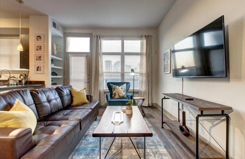 Deep Ellum Apartment | Discover Continuum Homes - Dallas: Pool & Family-Friendly Stays
