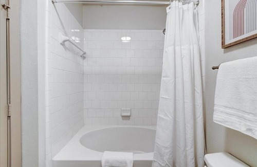 Deep Ellum Apartment | Discover Continuum Homes - Dallas: Pool & Family-Friendly Stays