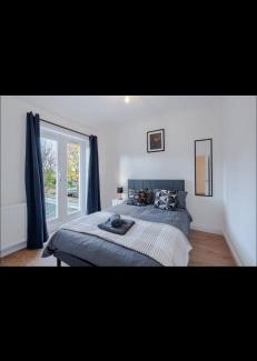 West Putney Apartment | Contractor Accommodation Weekly Offers Available Free Parking and Super Fast WIFI