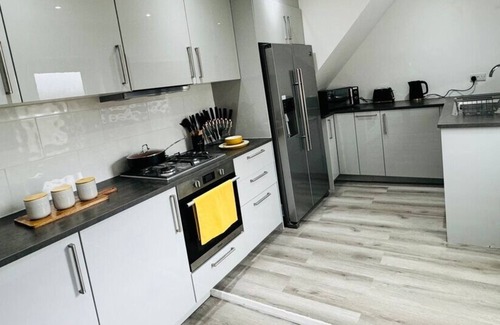 Borehamwood House | Ideal Hotel for Contractors & Business Stays | Sleeps 7