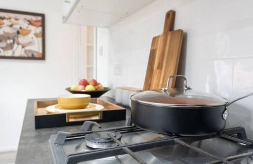 Borehamwood House | Ideal Hotel for Contractors & Business Stays | Sleeps 7