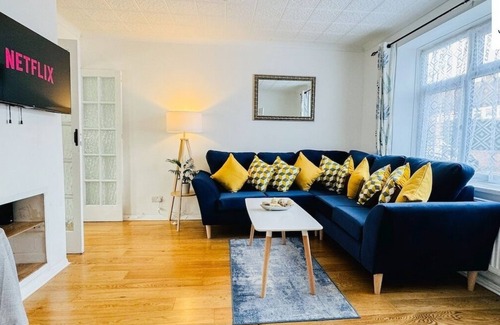 Borehamwood House | Ideal Hotel for Contractors & Business Stays | Sleeps 7