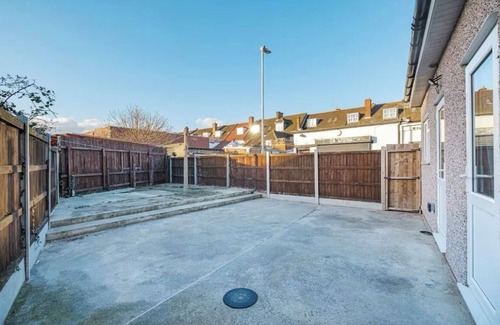 Becontree House | Contractor Haven, Sleeps up to 14, WIFI, Parking x 2, Garden, Central location