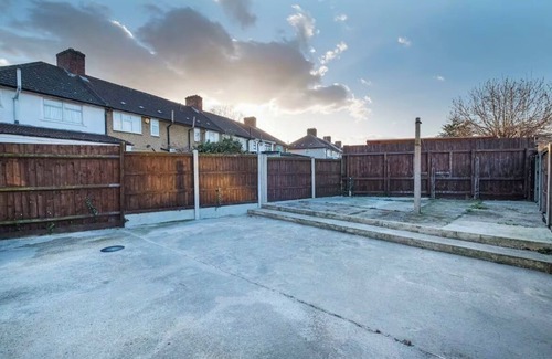 Becontree House | Contractor Haven, Sleeps up to 14, WIFI, Parking x 2, Garden, Central location