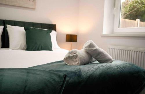Peterborough Apartment | Ideal City Centre Apartment with Secure Parking for 5 Guests