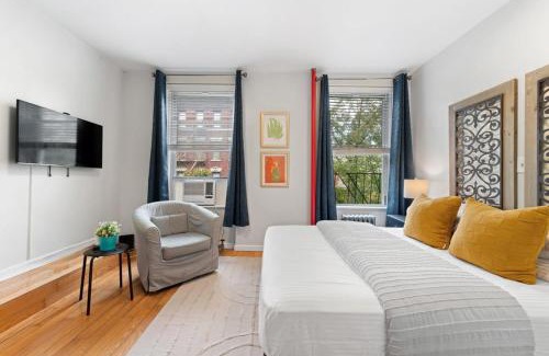 Midtown West Apartment | Ideal 2BR Retreat - Steps from Times Square & Pet Friendly