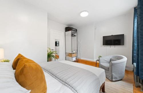 Midtown West Apartment | Ideal 2BR Retreat - Steps from Times Square & Pet Friendly