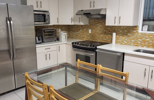 Hastings House | Convenient 3 bedroom suite near PNE