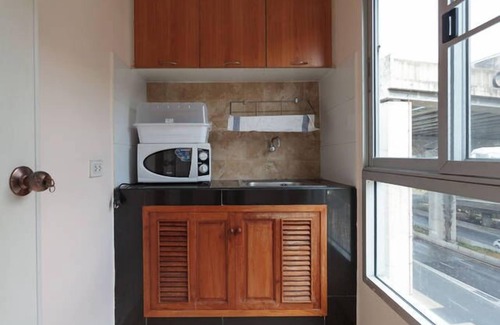 Bang Na Apartment | Cozy 32SQM Retreat with WiFi and Netflix near BTS