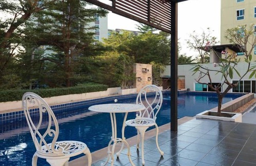 Bang Na Apartment | Cozy 32SQM Retreat with WiFi and Netflix near BTS