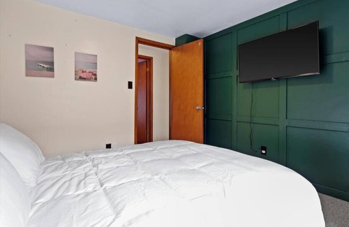 Milwaukee House | Ideal 5-Bedroom Stay Near Metro Milwaukee Brewers