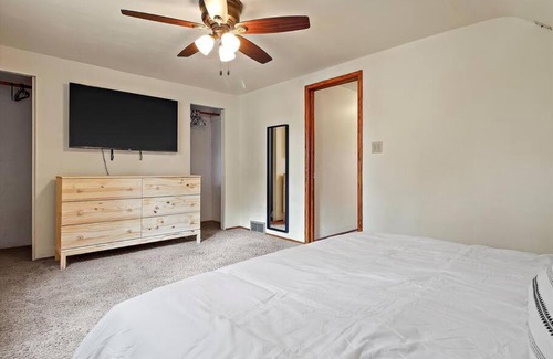Milwaukee House | Ideal 5-Bedroom Stay Near Metro Milwaukee Brewers