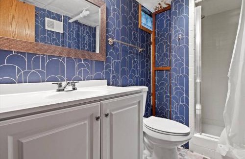 Milwaukee House | Ideal 5-Bedroom Stay Near Metro Milwaukee Brewers