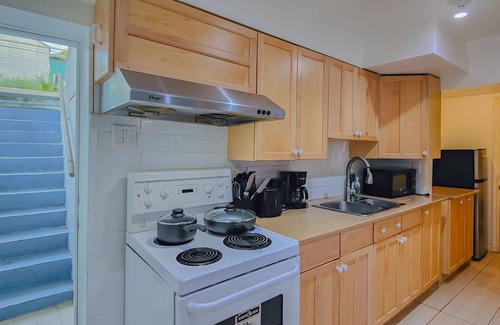 Renfrew-Collingwood House | Cozy Suite with Breakfast and Pet-Friendly Vibes in Vancouver