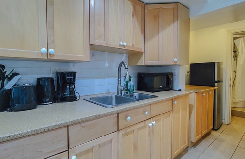 Renfrew-Collingwood House | Cozy Suite with Breakfast and Pet-Friendly Vibes in Vancouver