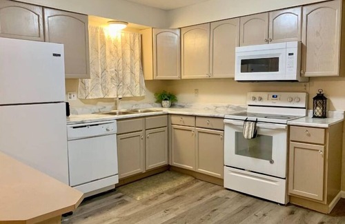 Maryland Heights House | Cozy Newly Renovated Home with Lake Views, Pet Friendly