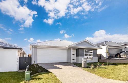 Greenbank House | Modern 4-Bed House Minutes from Shopping and Attractions