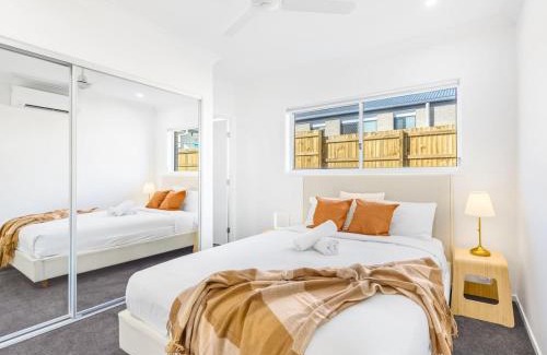 Greenbank House | Modern 4-Bed House Minutes from Shopping and Attractions