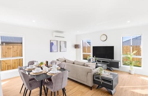 Greenbank House | Modern 4-Bed House Minutes from Shopping and Attractions