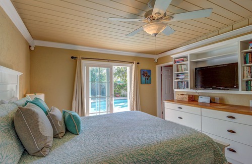Holmes Beach Cabin | Inviting Cottage with Pool near Beach & Trolley Access
