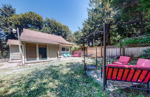 Port Orford Cottage | Convenient cottage with huge backyard, WiFi, & W/D - walk to beach
