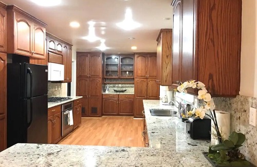 Montebello House | Prime LA Location: Spacious 7-Bedroom Home with Hot Tub